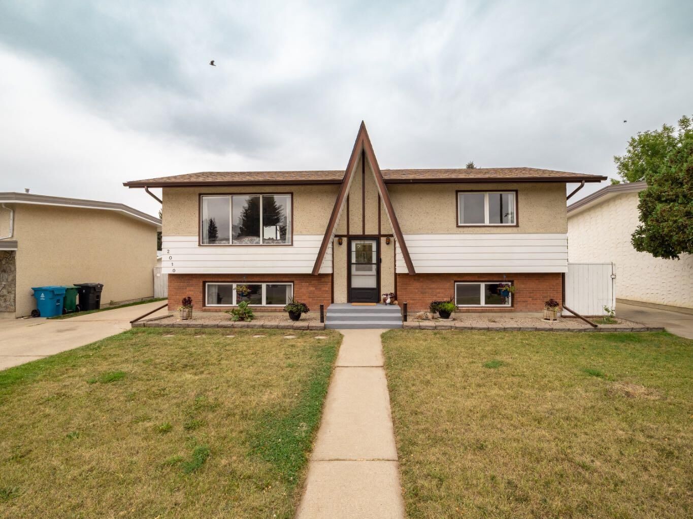 Property Photo:  2010 20th Street N  AB T1K 4B4 