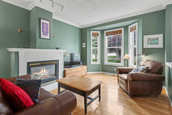 Property Photo:  46 Prestwick Gardens SE  AB T2Z 3V3 