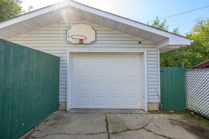 Photo de la propriété:  9923 88 Avenue  AB T8V 0C3 