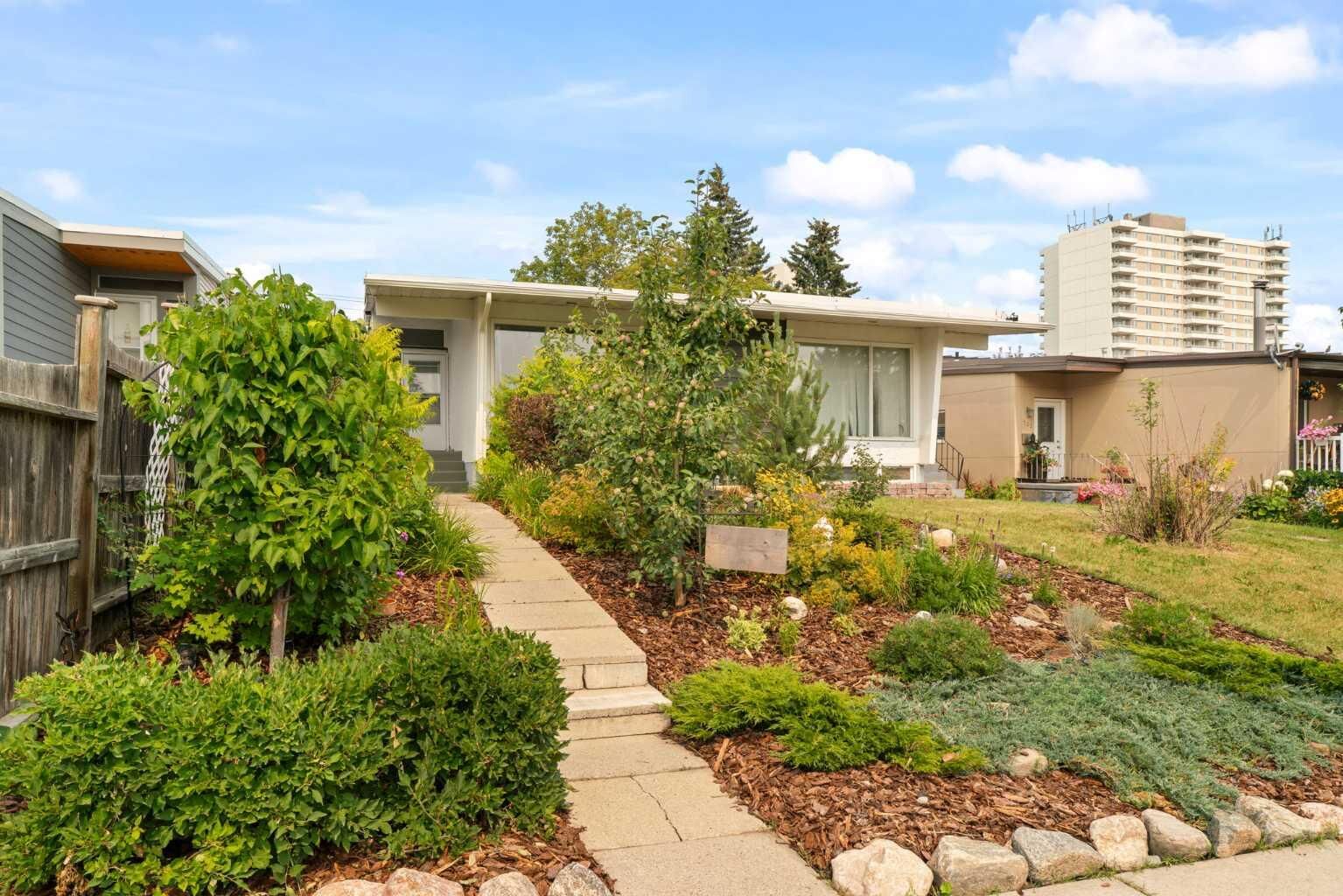 Property Photo:  726 68 Avenue SW  AB T2V 0N2 