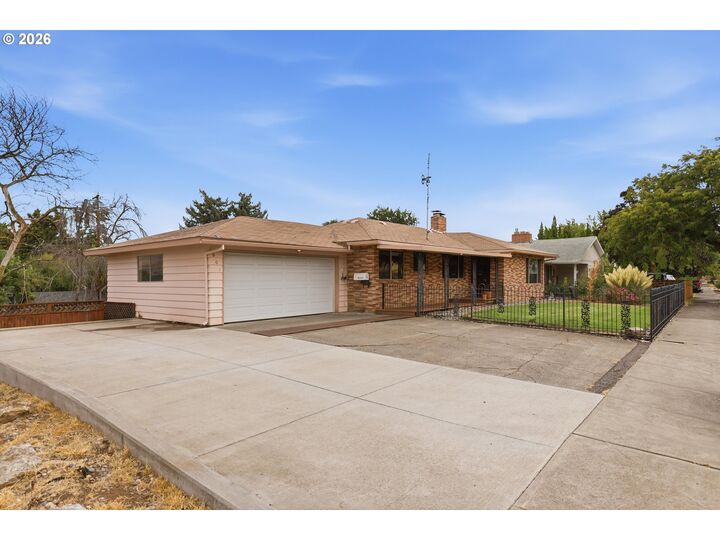 Property Photo:  601 E 12th St  OR 97058 