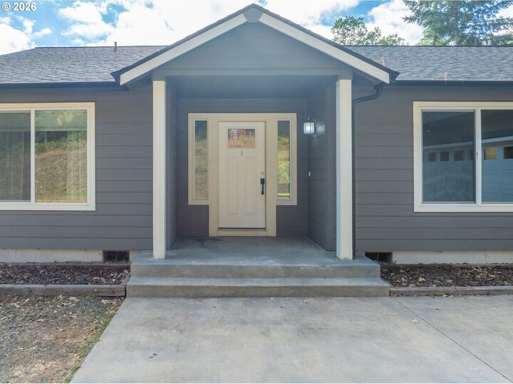 Property Photo:  477 Palisade Dr  OR 97471 