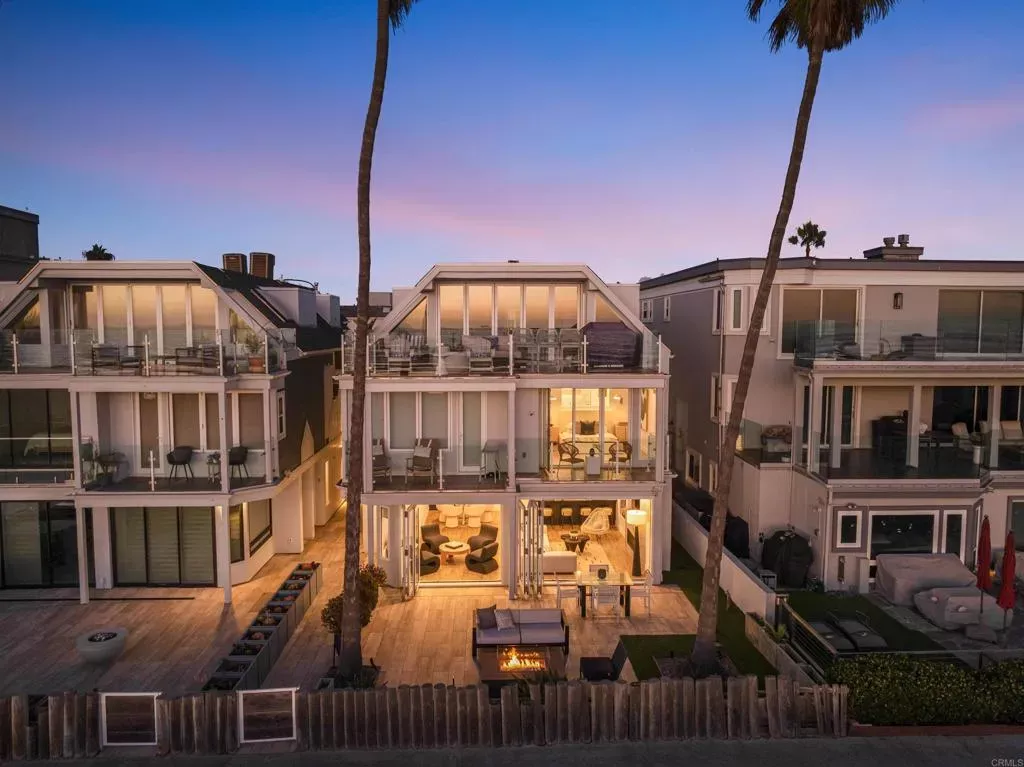 Property Photo: 2981 Ocean Front Walk 1 CA 92109