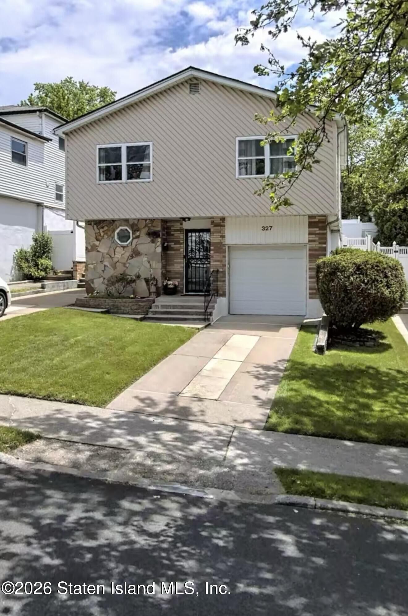 Property Photo:  327 Mountainview Avenue  NY 10314 