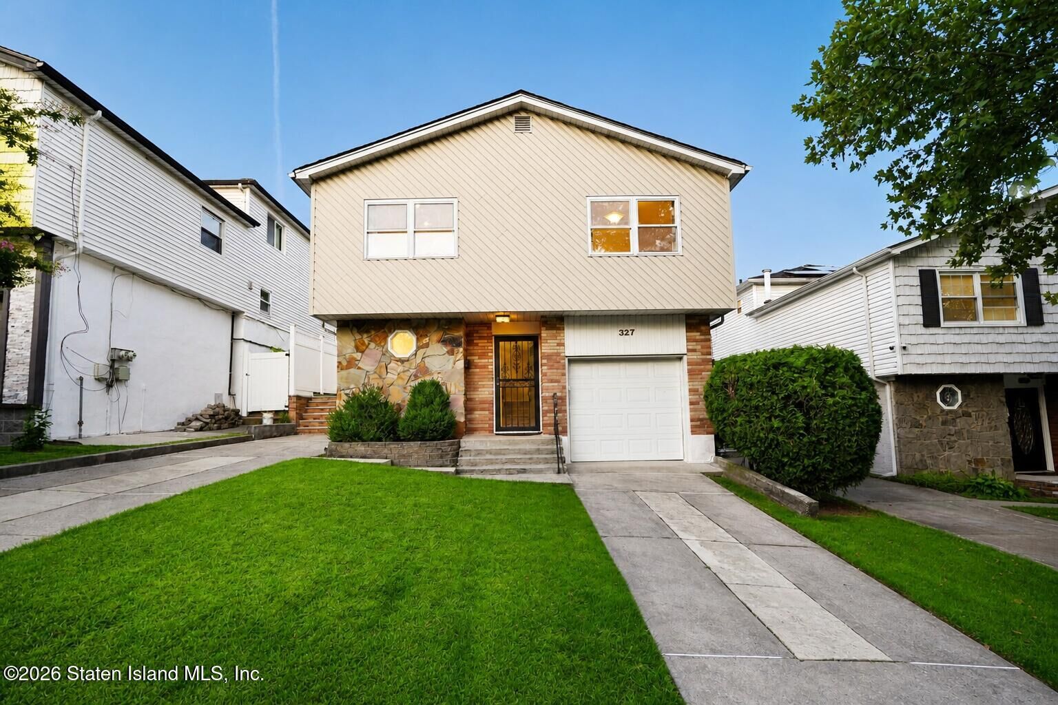 Property Photo:  327 Mountainview Avenue  NY 10314 