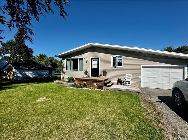 Property Photo:  612 1st Avenue NE  SK S0A 3B0 