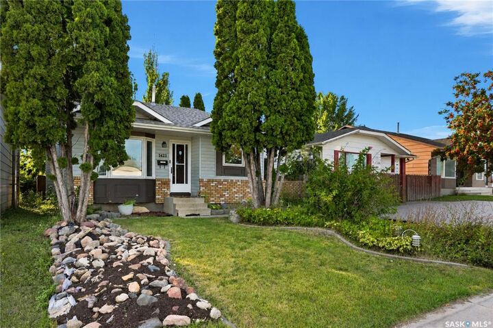 Property Photo:  1423 Junor Avenue  SK S7L 6T7 