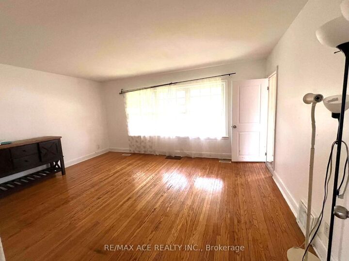 Property Photo:  4 Jeanette Street Main  ON M1M 3G1 