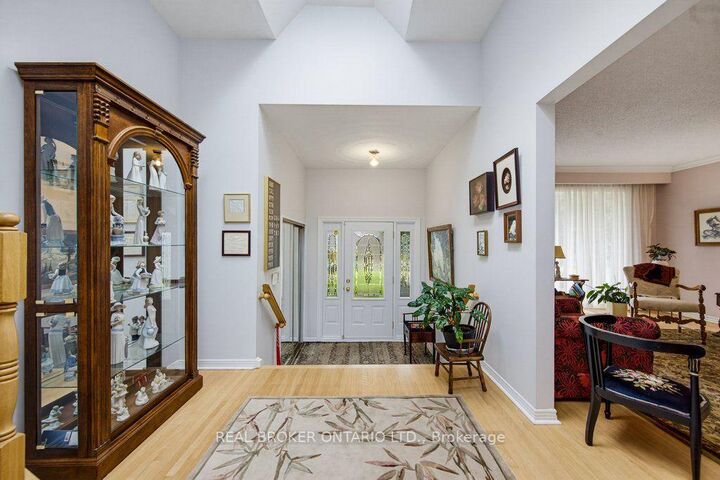 Property Photo:  22 Woodhill Crescent  ON K1B 3B6 