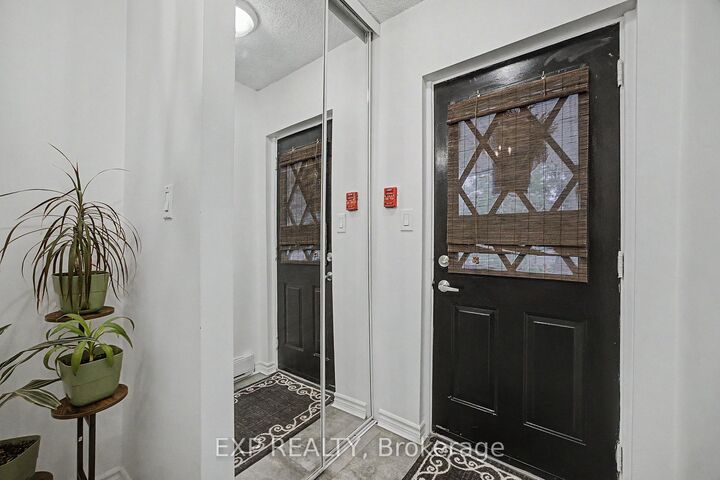 Property Photo:  1000 Cedarglen Gate 501  ON L5C 3Z5 
