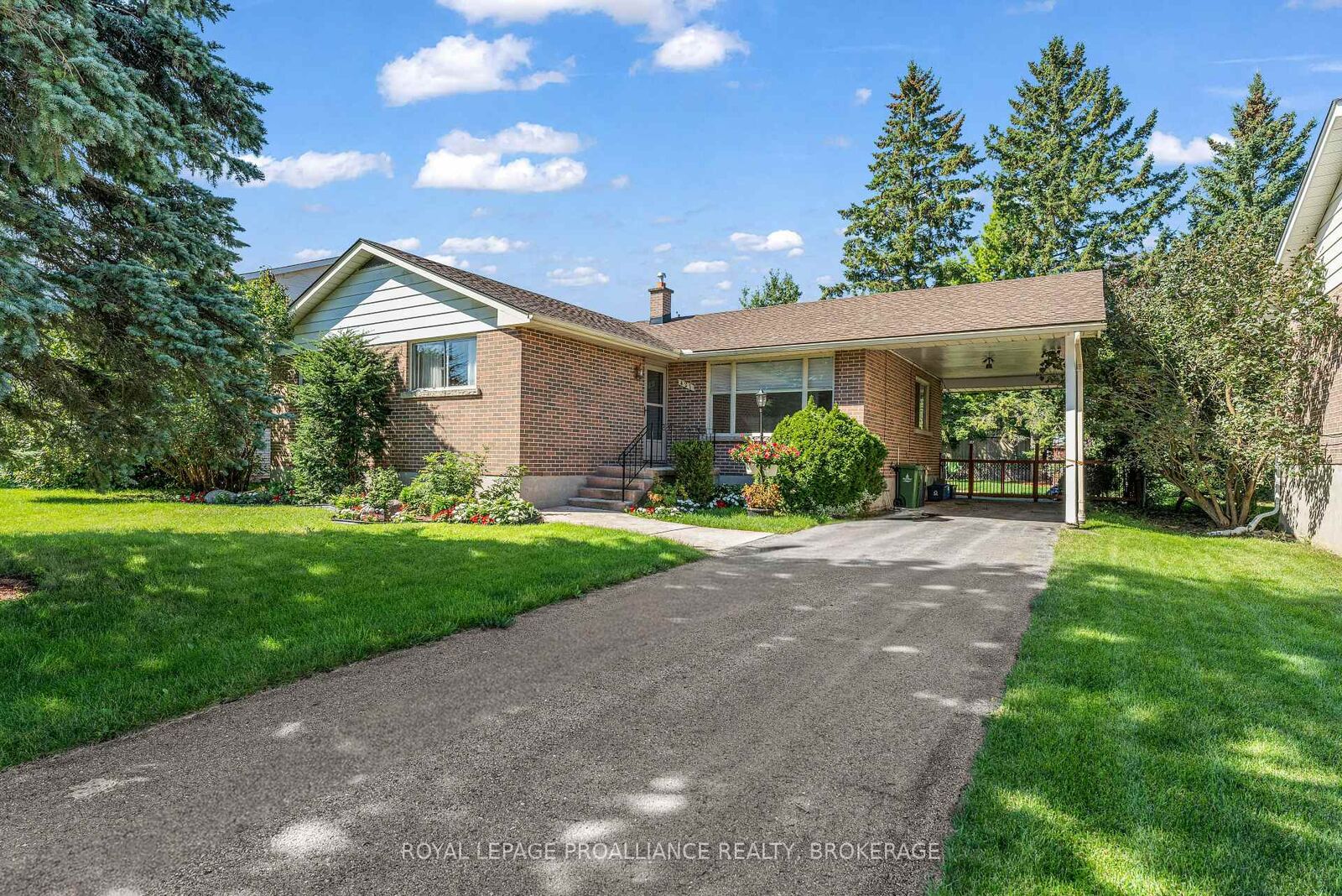 Property Photo: 421 Windward Place ON K7M 4E5