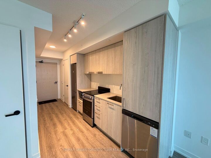 Property Photo:  195 Commerce Street 1702  ON L4K 0P9 