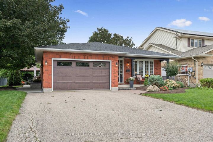 Property Photo:  3 Peregrine Crescent  ON N3B 3J2 