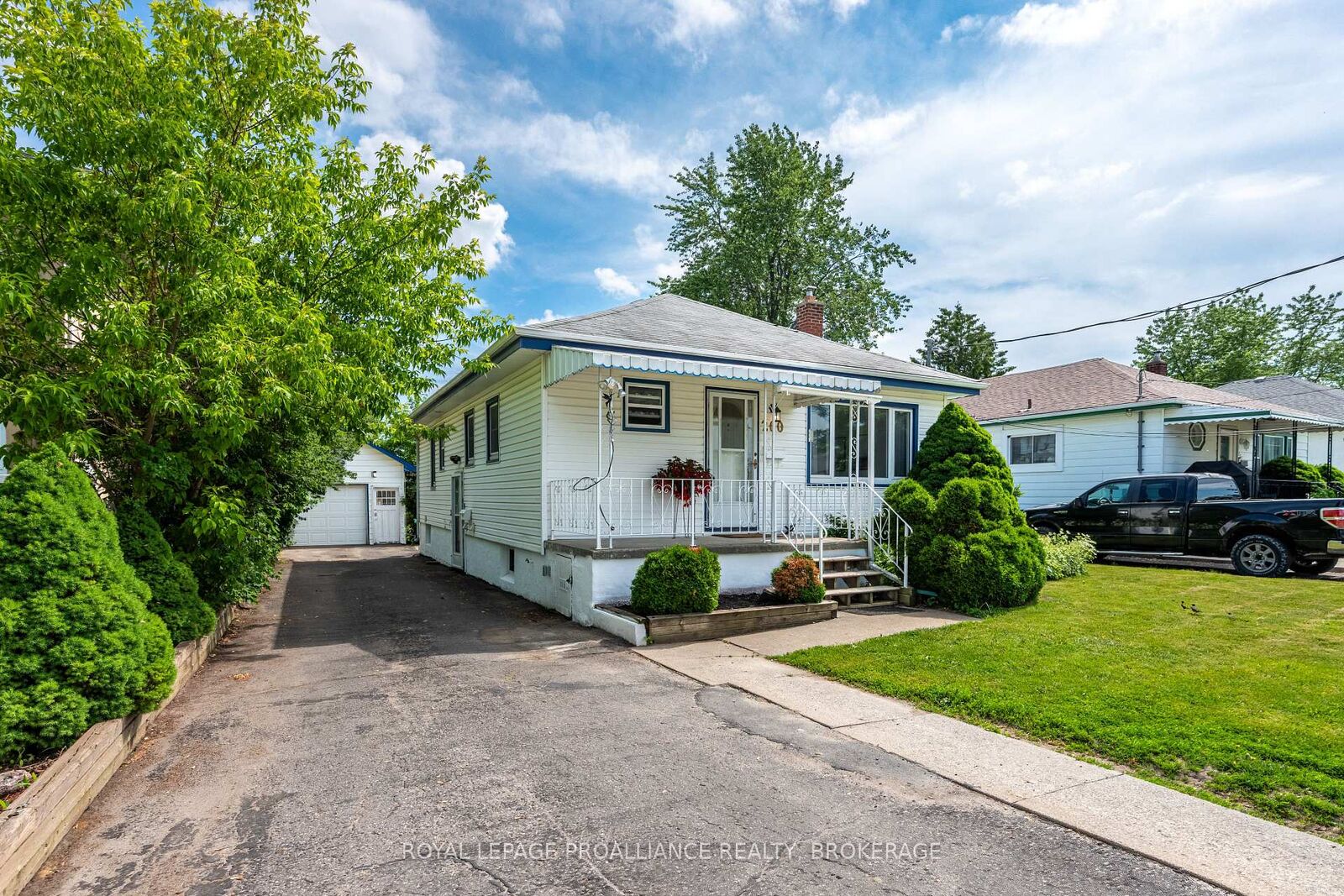 Property Photo:  260 Elmwood Street  ON K7M 2Y8 
