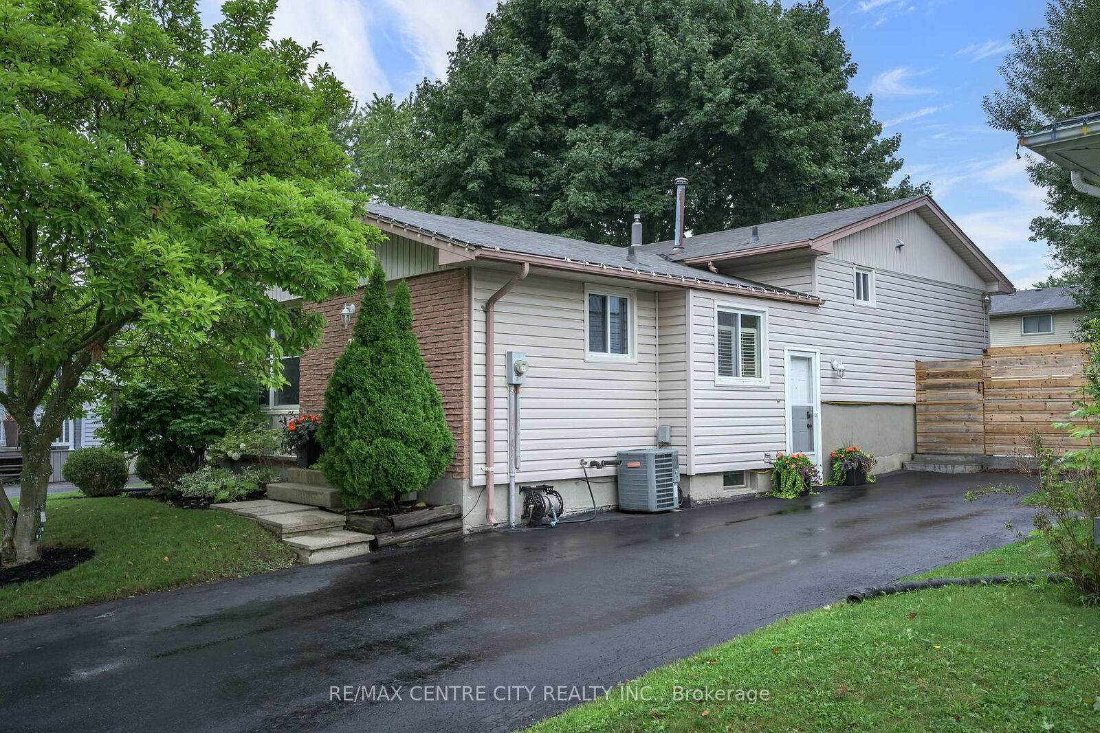 Property Photo: 71 Ardsley Road ON N6G 3J4