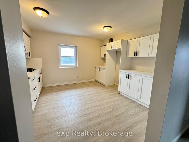 Property Photo:  2 King Street Apt 2  ON K8V 3V7 