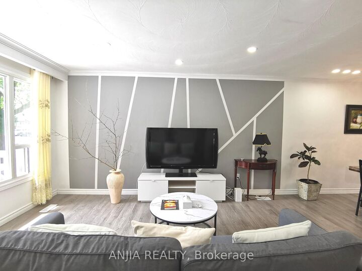 Property Photo:  442 Bonita Court Main  ON L4C 3N1 