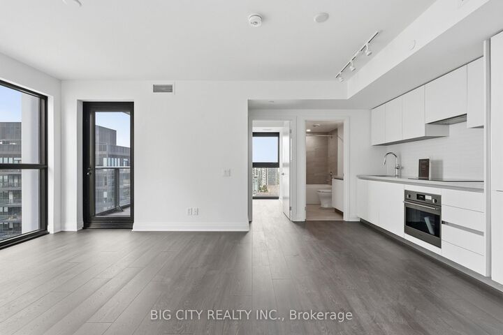 Property Photo:  25 Frederick Todd Way 1807  ON M4G 0C9 