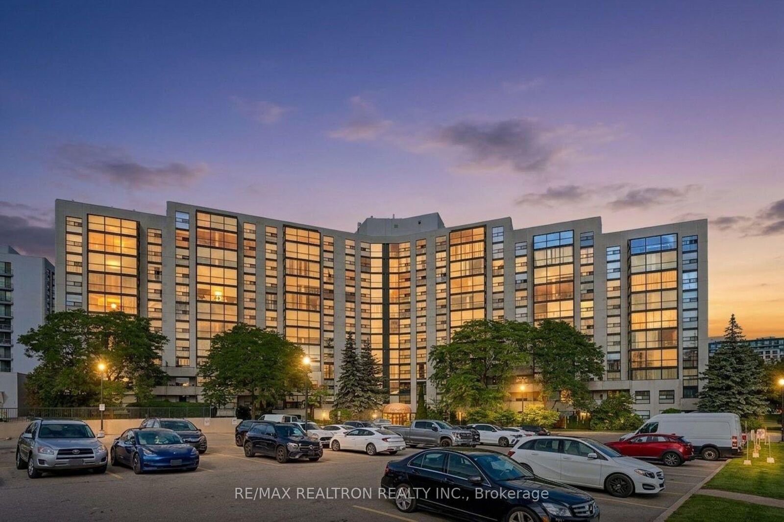 Property Photo:  30 Harding Boulevard W 1111  ON L4C 9M3 