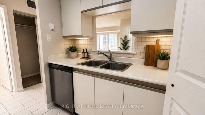 Property Photo:  265 Enfield Place 511  ON L5B 3Y6 