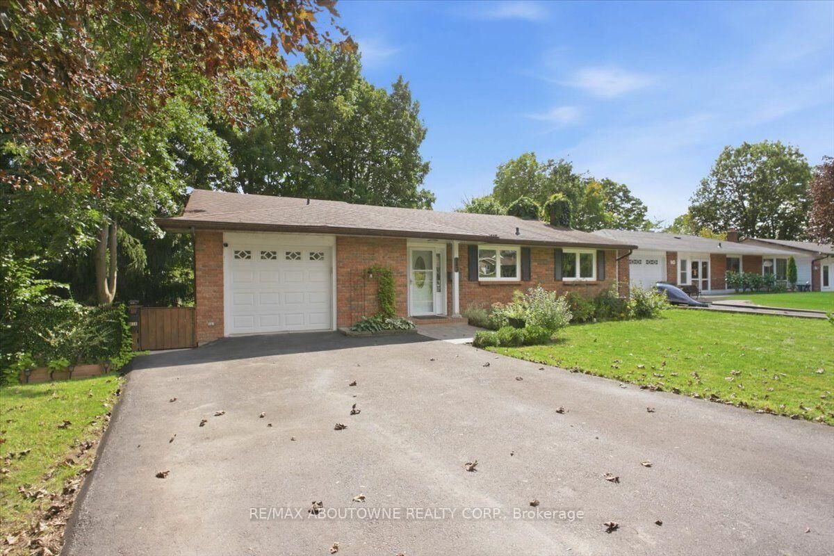 Property Photo:  943 Mayfair Crescent  ON K7M 5S5 