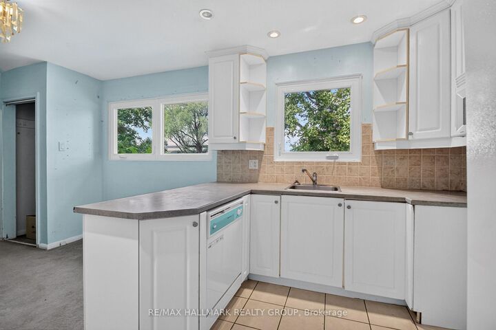 Property Photo: 118 Knoxdale Road ON K2G 1A7