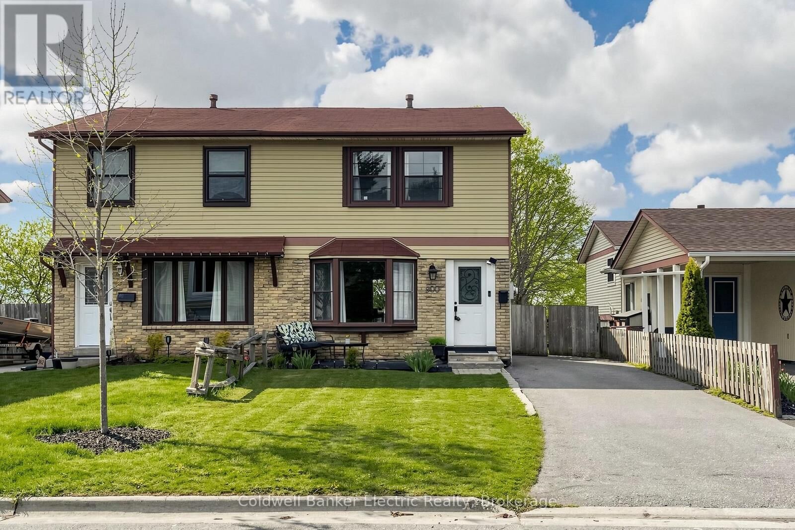 Property Photo:  900 Southridge Street  ON L1H 8A5 