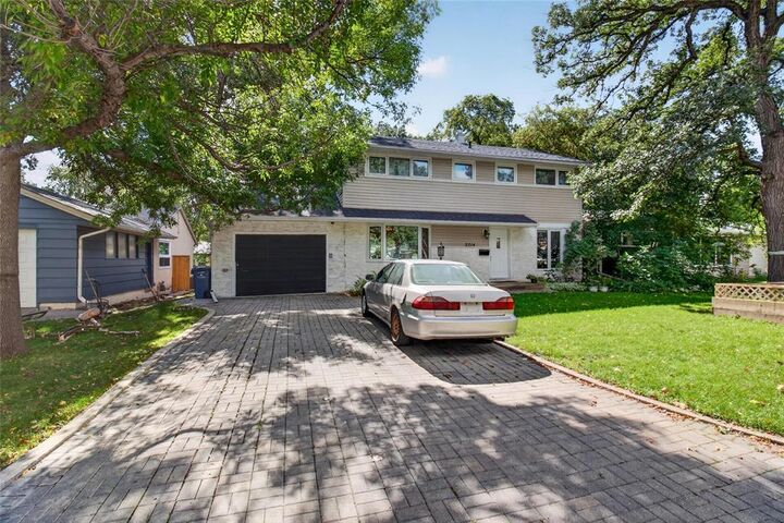 Property Photo:  2514 Pinewood Drive  MB R3J 0C4 