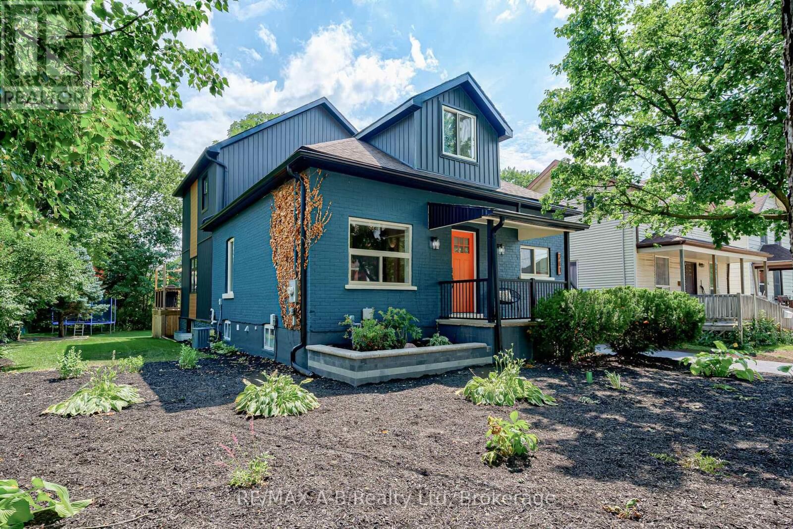 Property Photo:  261 Albert Street  ON N5A 3K8 