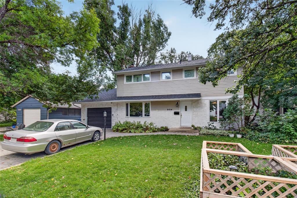 Property Photo: 2514 Pinewood Drive MB R3J 0C4