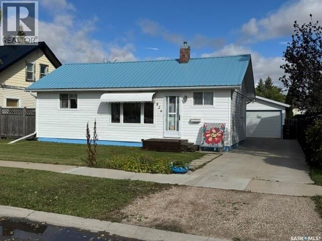 Property Photo:  826 10th Street  SK S0K 2A0 