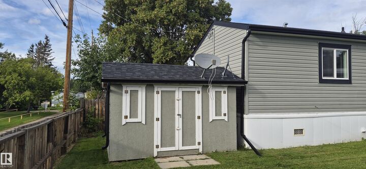 Property Photo:  10920 100 Avenue  AB T7P 1N1 