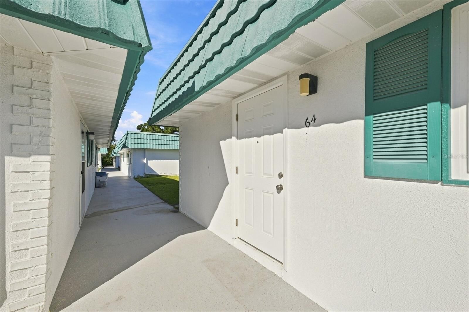 Property Photo:  205 Kings Boulevard 64  FL 33573 