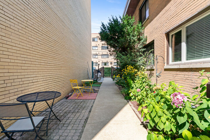 Property Photo:  428 W Wellington Avenue B  IL 60657 