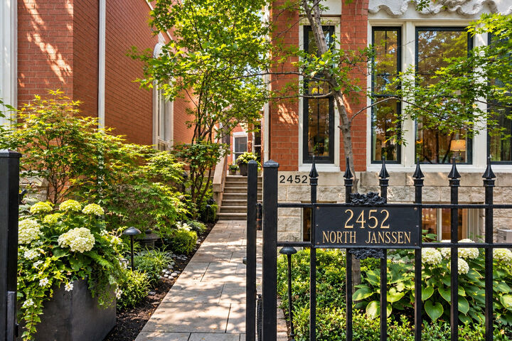 Property Photo:  2452 N Janssen Avenue  IL 60614 
