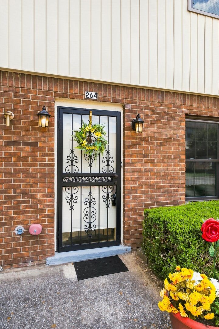 Property Photo:  264 Mayflower Ln N  TN 37115 