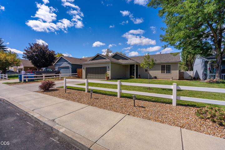 Property Photo:  2065 SW 35th Street  OR 97756 