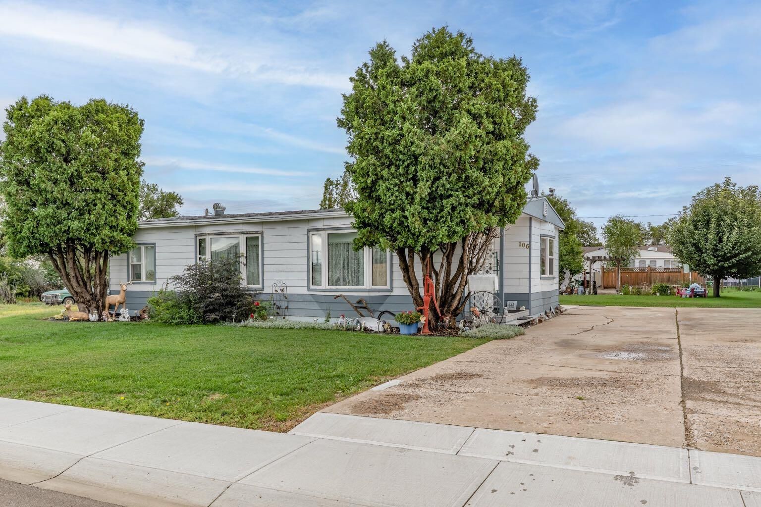 Property Photo:  106 2 Street NE  AB T0J 2P2 