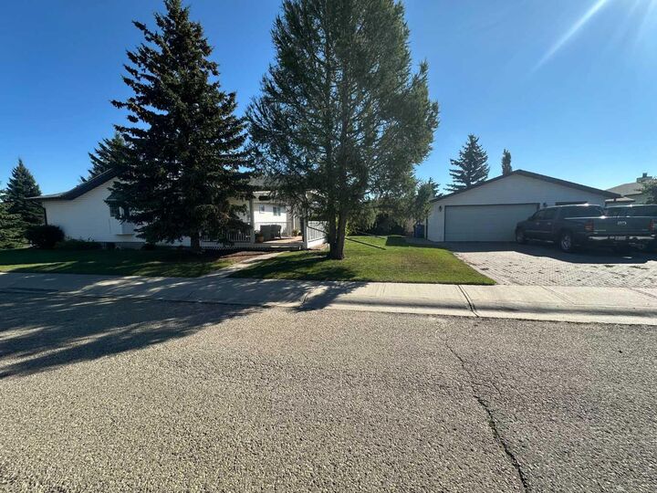 Property Photo:  301 Westhill Close  AB T0M 0W0 
