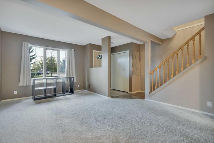 Property Photo:  1 Dixon Crescent  AB T4R 2J1 