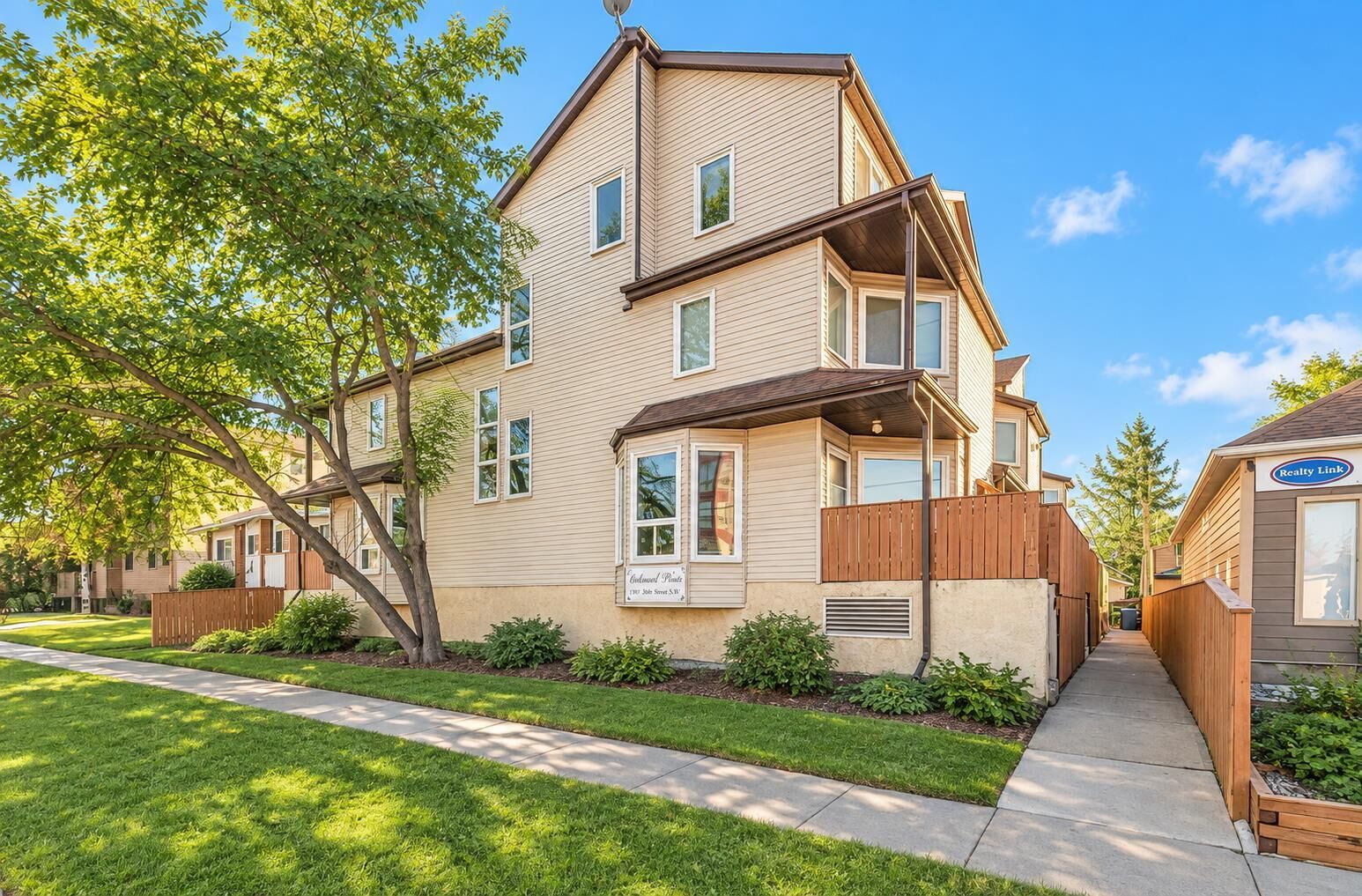 Property Photo:  113 22 Avenue NE 11  AB T2E 1T4 