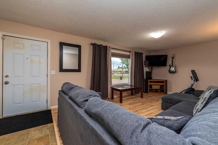 Property Photo:  511 2 Street E  SK S0M 1M0 