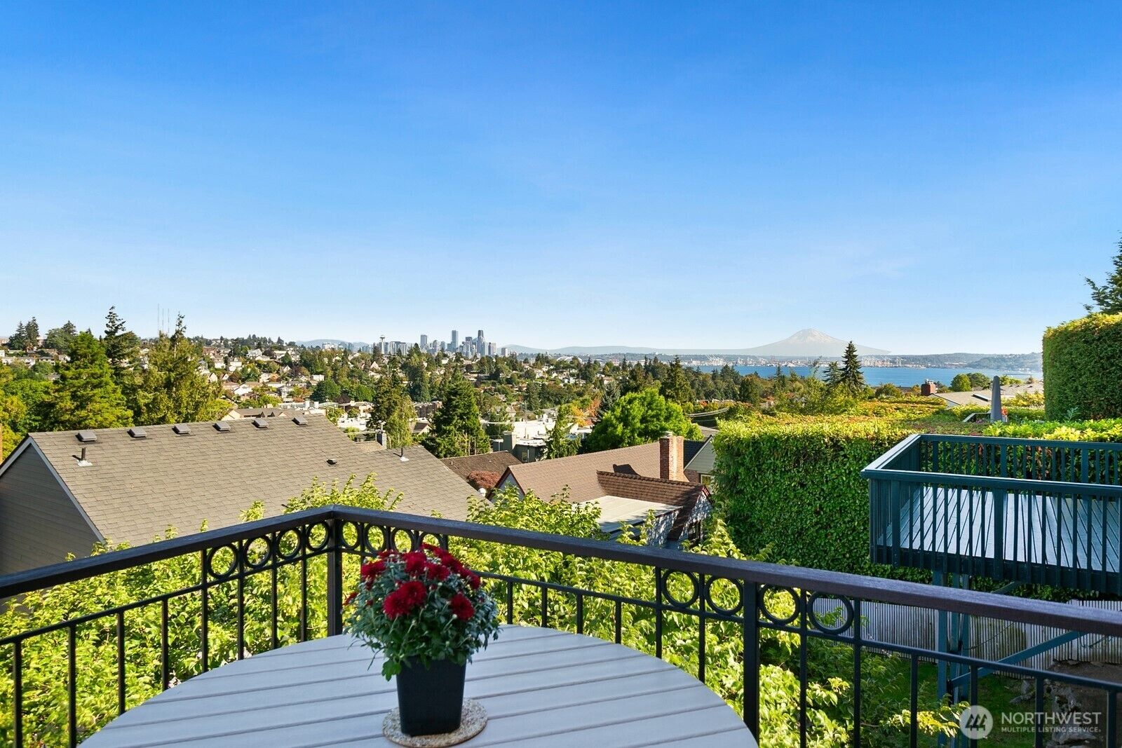 Property Photo:  2472  Montavista Place W  WA 98199 