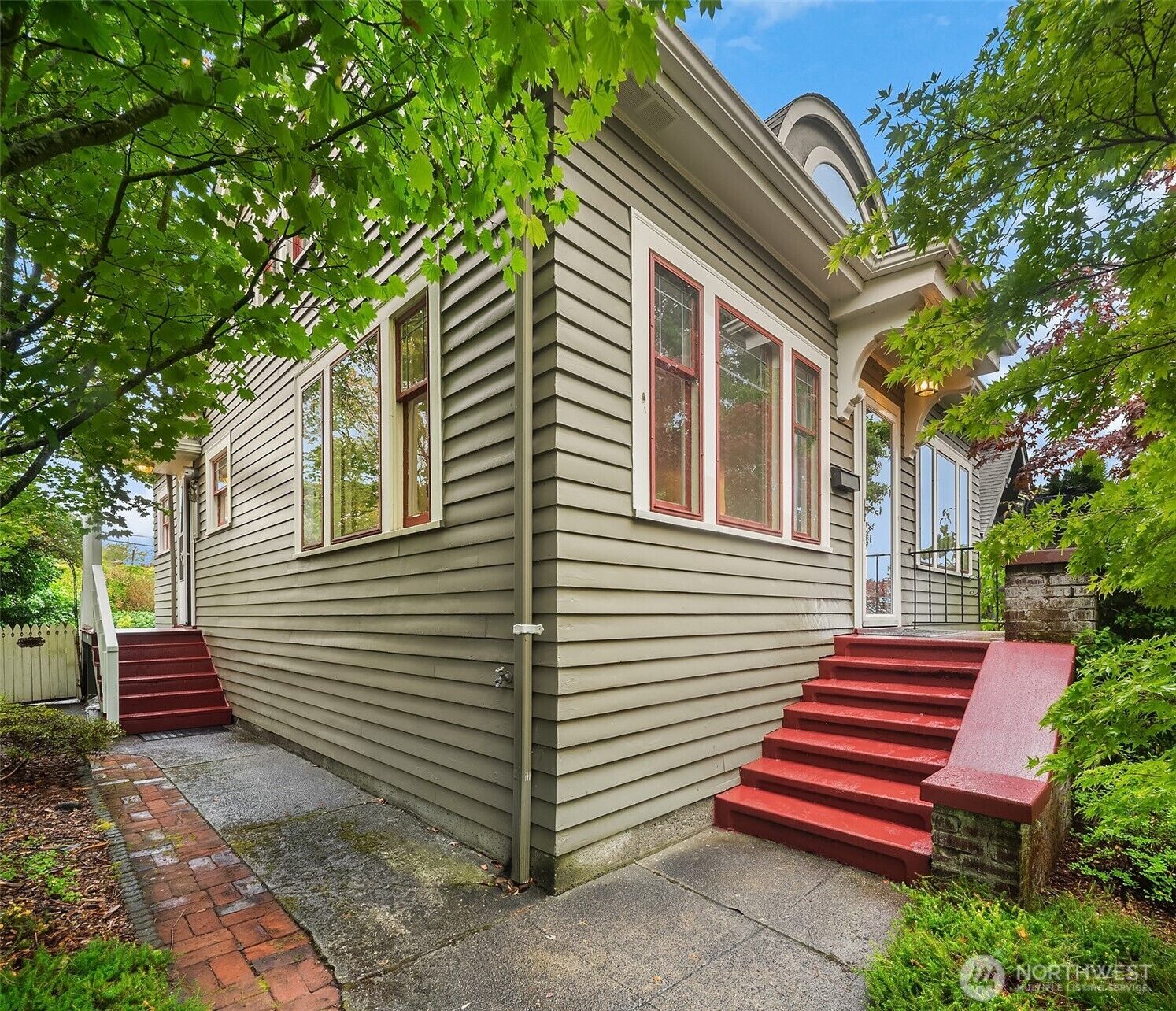 Property Photo:  2609  Queen Anne Avenue N  WA 98126 