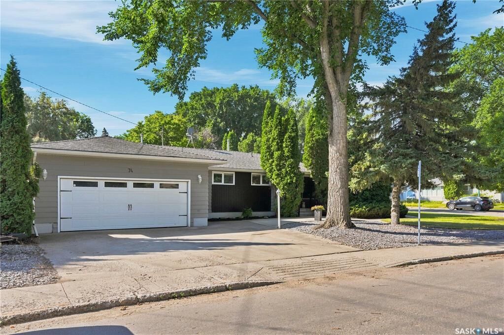 Property Photo:  74 McAskill Crescent  SK S7J 2P6 