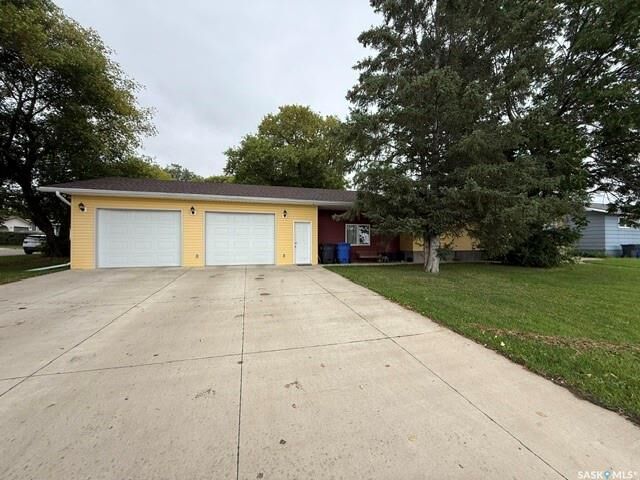 Property Photo:  208 East Avenue  SK S0A 1S0 