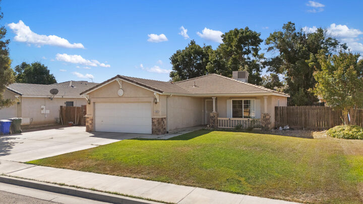 Property Photo: 1865 La Vida Avenue CA 93257