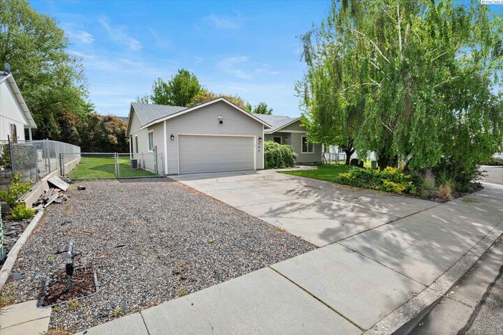 Property Photo: 504 Grader Ct WA 99320