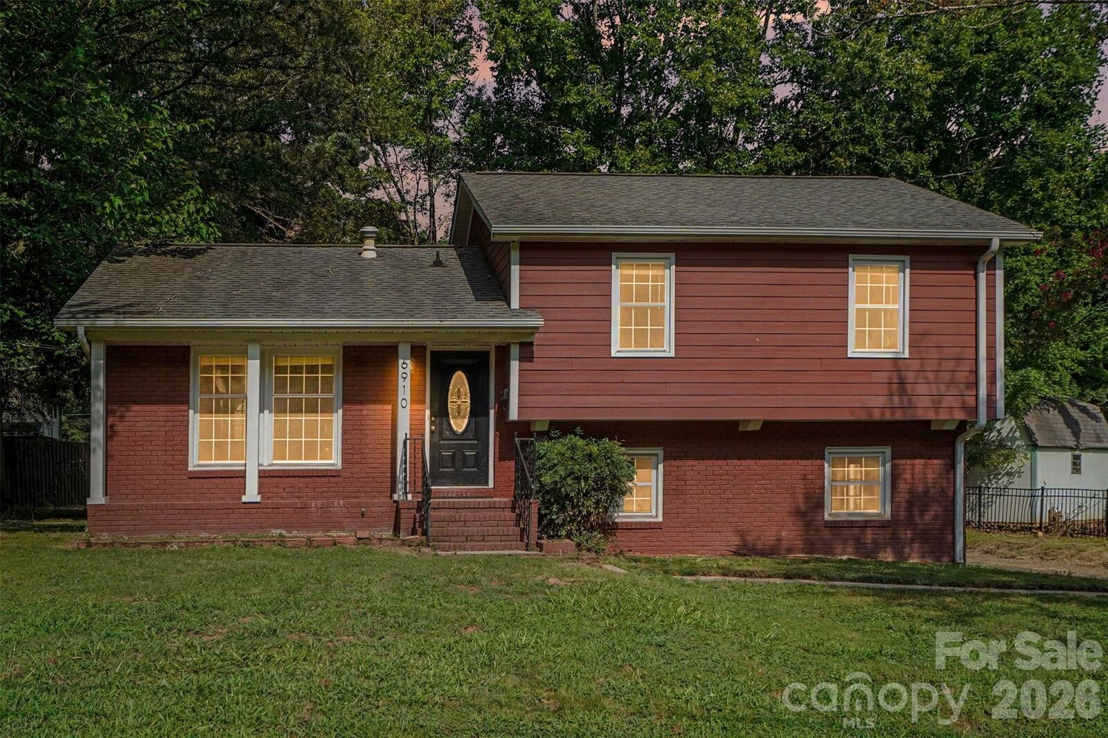 Property Photo:  6910 Wrentree Drive  NC 28210 
