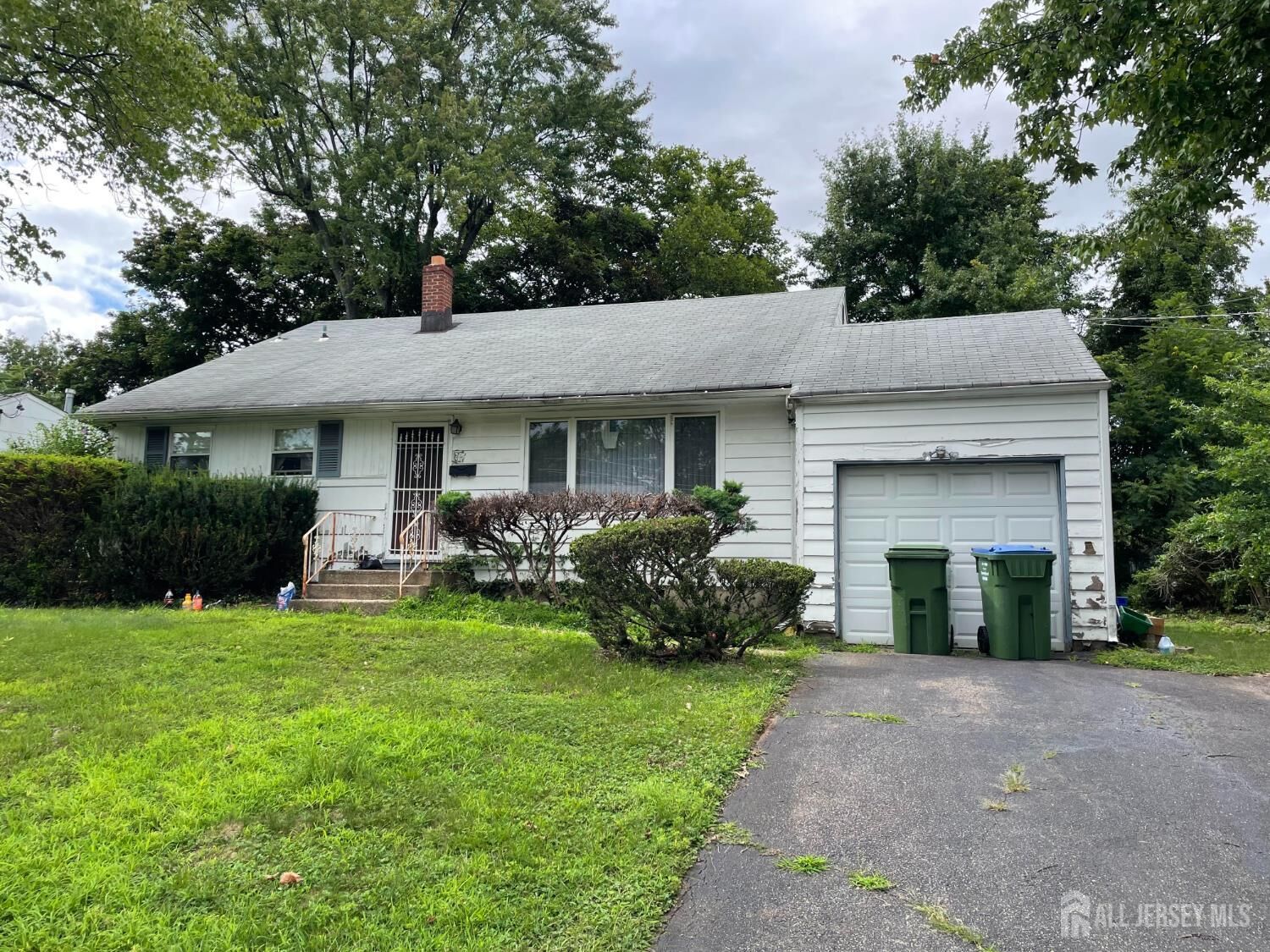 Property Photo:  25 Eardley Road  NJ 08817 
